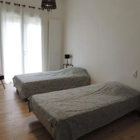 Maison Dans Un Parc Arbore Avec Etang *